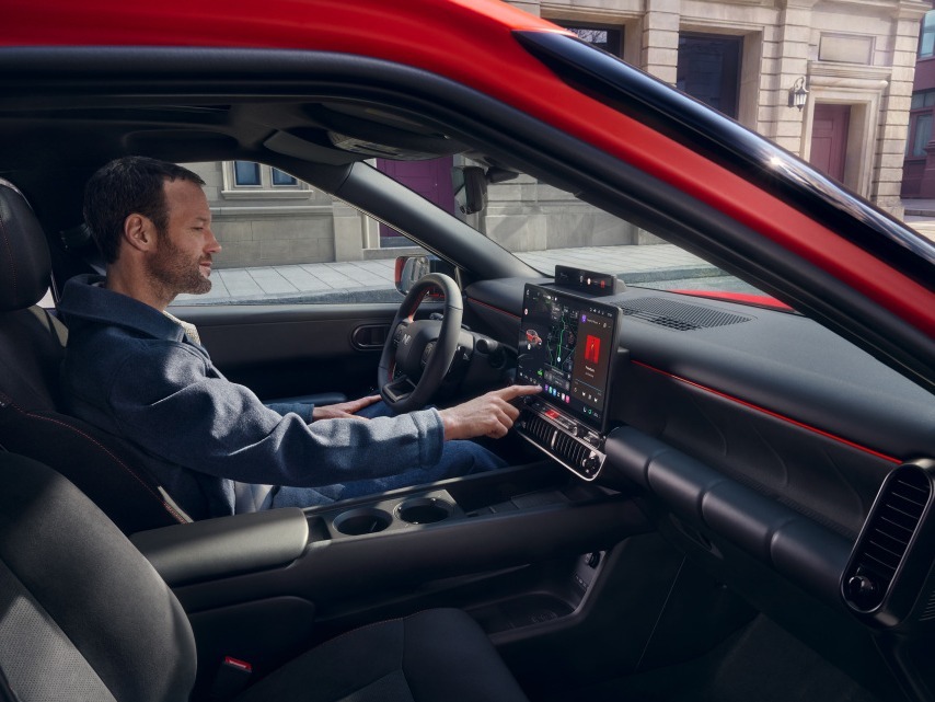 Osoba sedící za volantem nového IONIQ 3.
