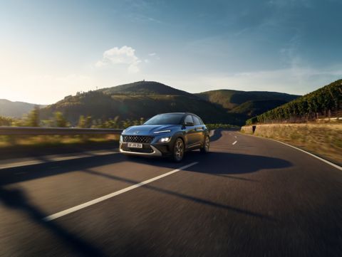 Nový Hyundai KONA zepředu v barvě Surfy Blue, jedoucí po polní cestě.