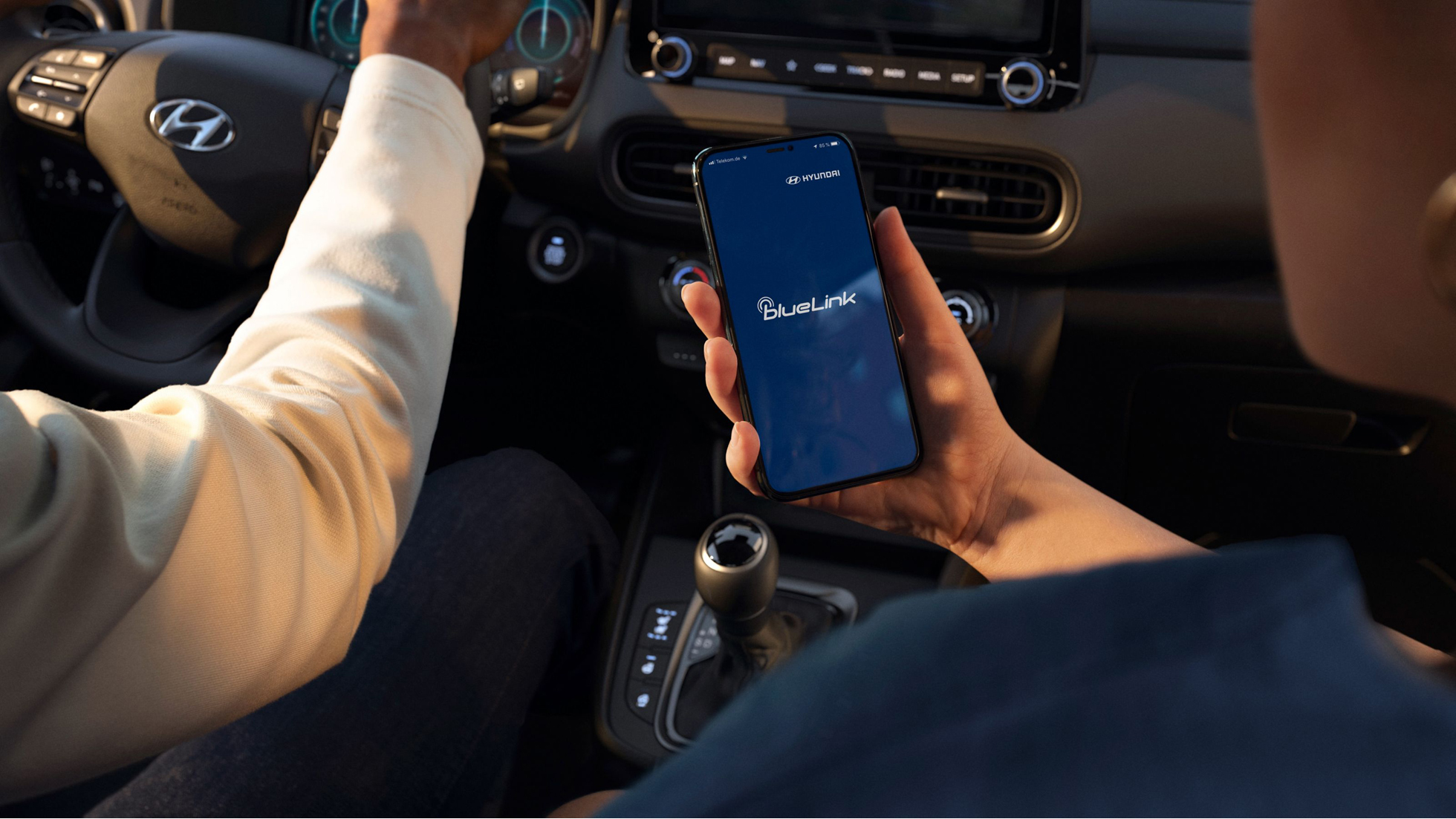Volant a páčky pro manuální řazení v novém modelu Hyundai KONA Hybrid.