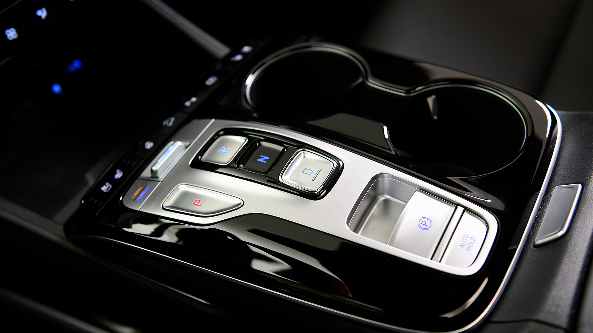 Detaií elektronického řazení v interiéru zcela nového kompaktního SUV Hyundai Tucson.